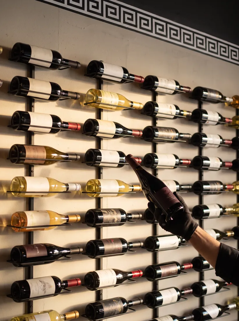Pared de vinos con greca griega